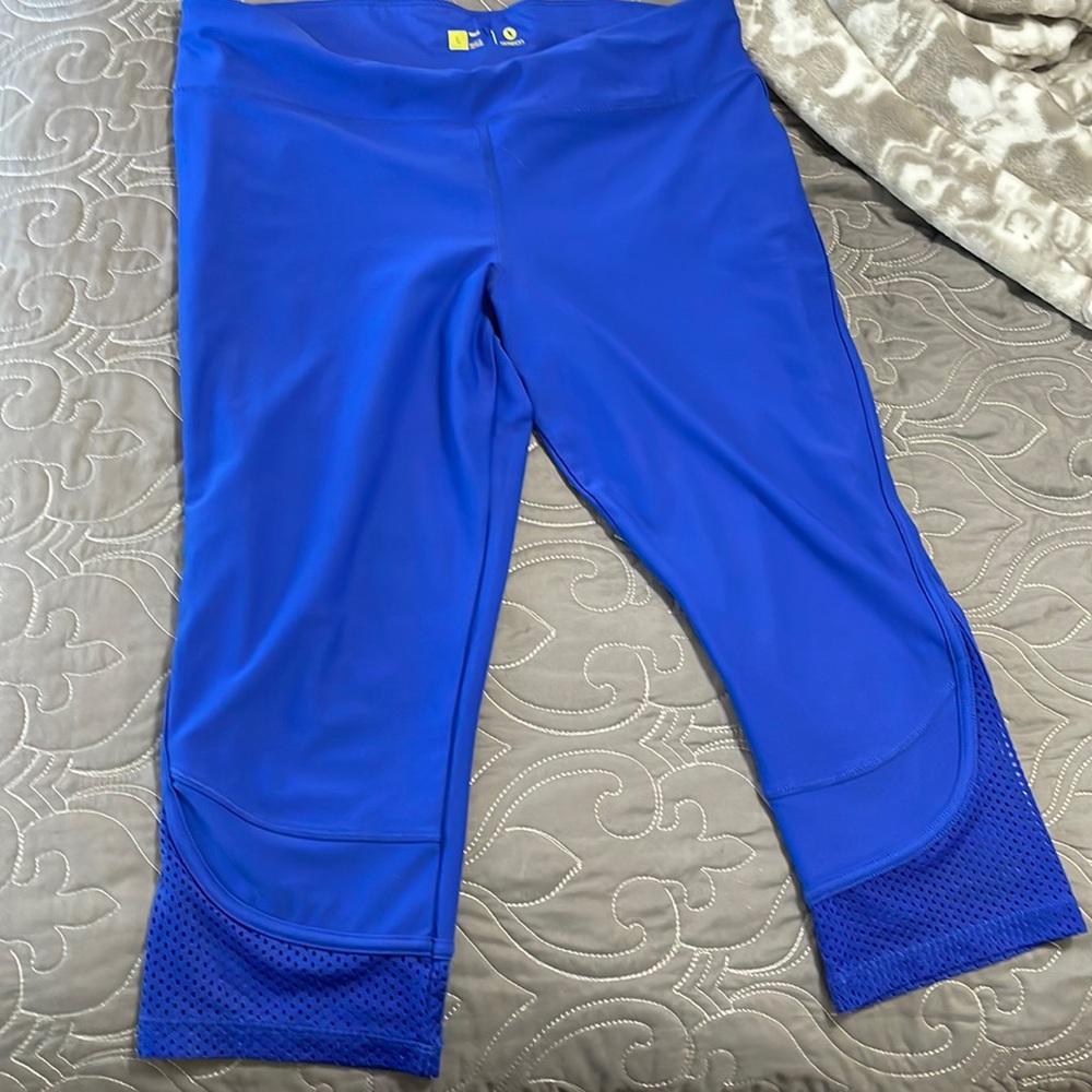 Xersion bright blue cropped leggings with mesh at the bottom. Women’s L   💙 EUC